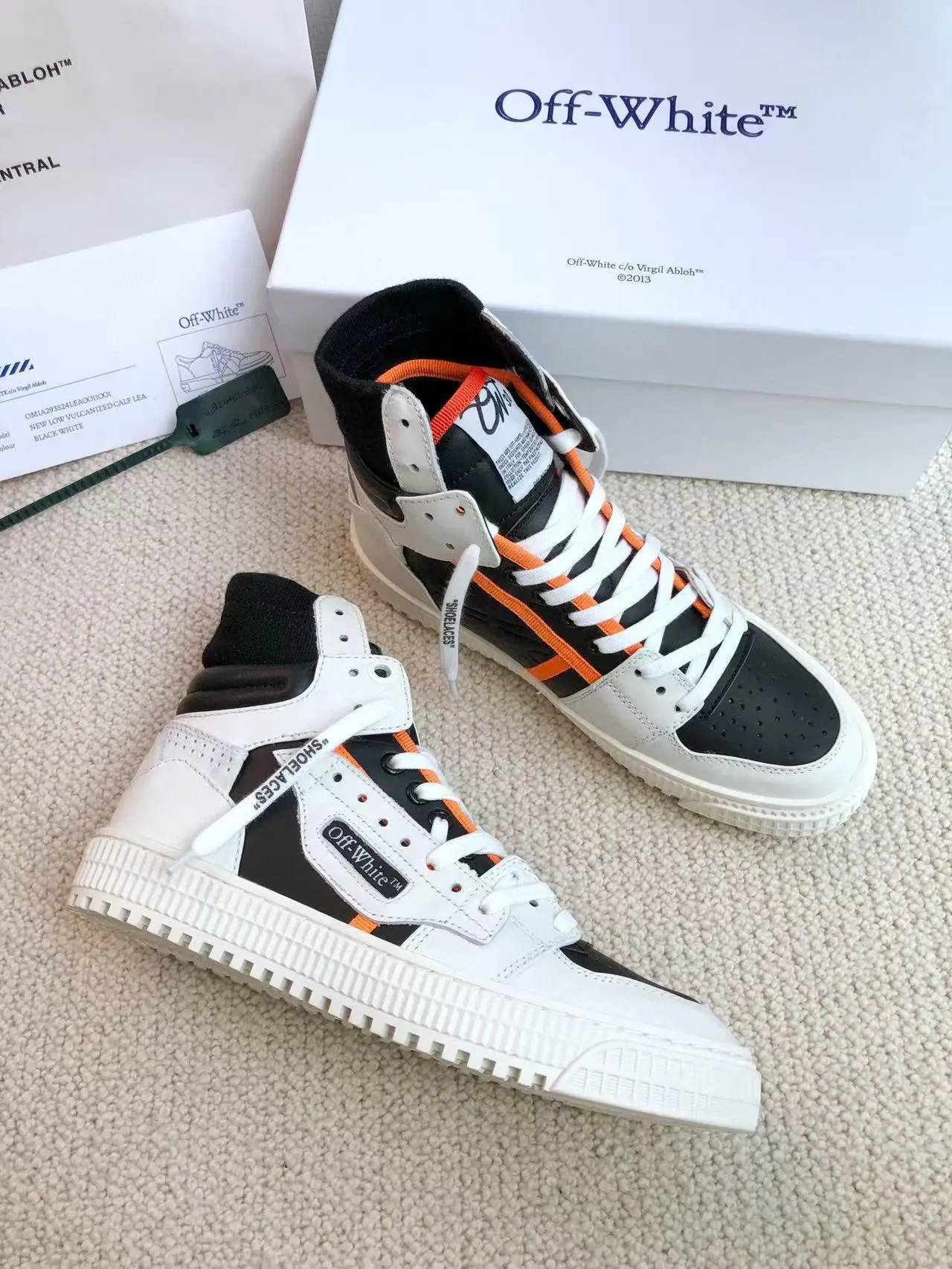 Men's shoes💰620 OFF WHITE ⚡️Couple style⚡️🍓New color🍓 The latest spring model of Gaobang street casual Martin style masterpiece, released the highest quality version on the market 👊 Series original mold opening, original lasting, production technology 1:1 original ➰🔜The best choice for more and more celebrities and Internet celebrities🔸In the classics Changes in the code🔸Innovate in the trend🔸Strive to break away from the shackles of bad street design🔝Although he is not the originator of fashion design, he is definitely a shining dark horse in avant-garde design🐴🆙Do not follow the trend🔅Not universal beauty🔅 Fabric💯First-layer cowhide Lining💯Imported skin-friendly and environmentally friendly polyester mesh Foot pads💯Original molded high-elastic environmentally friendly molding pads Midsole💯Original sleeve lasting process Outsole💯Rubber outsole Packaging💯Official website synchronizes a full set of packaging (brand wrapping paper, brand certificate, brand bag) code number 35-44, 45 customized